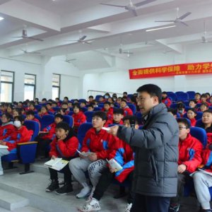 馮偉受邀到潁東兩校開展學生健康知識講座